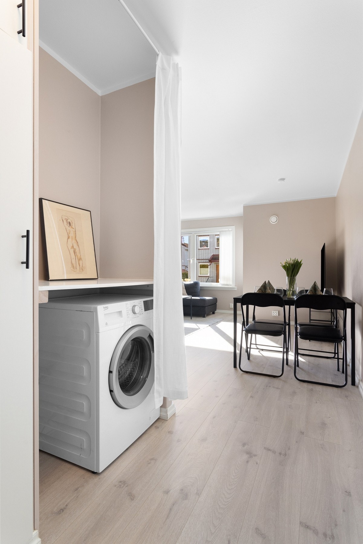 Det er laget opplegg for vaskemaskin i leiligheten slik at man slipper ned i kjelleren for å vaske klær. Montert watergaurd. Galleribilde