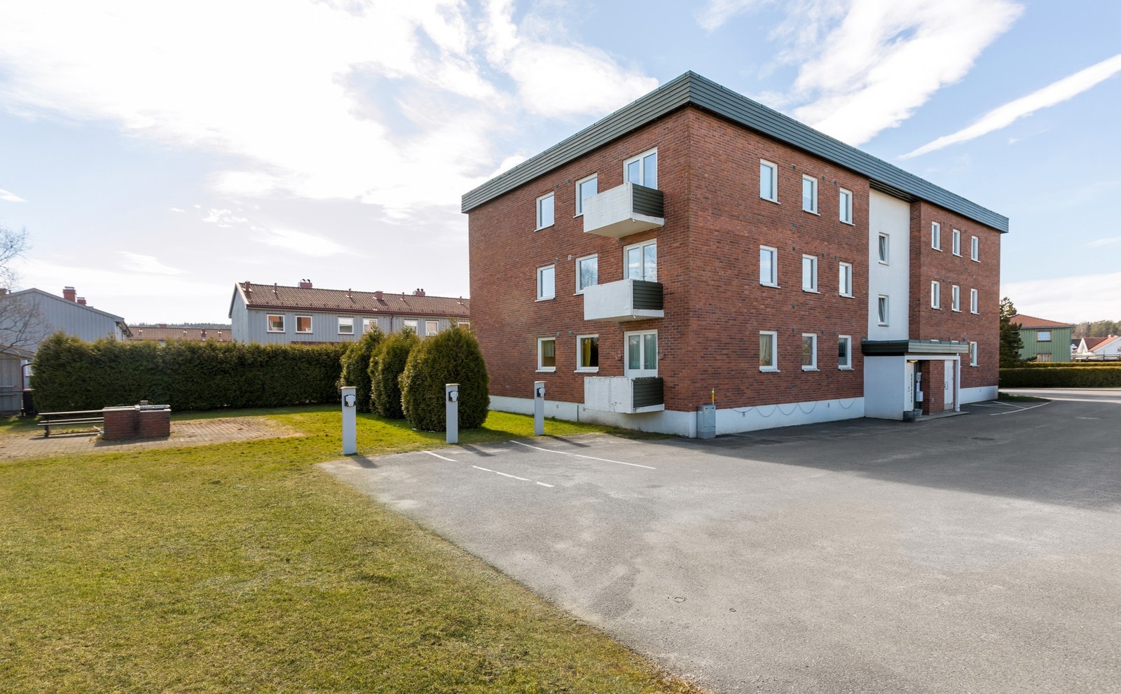 Det er avsatt en parkeringsplass til hver beboer. Galleribilde