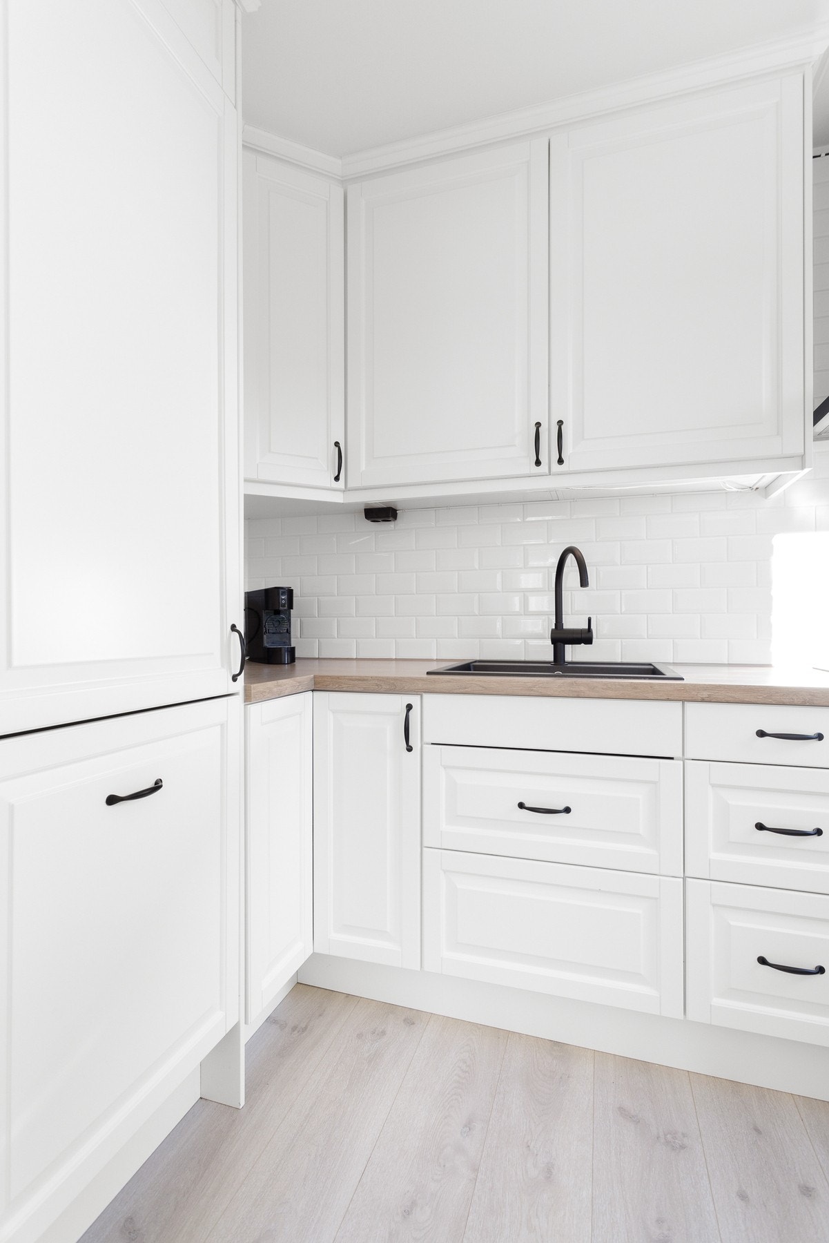 Det er integrert platetopp, stekovn, oppvaskmaskin og kjøleskap. Galleribilde