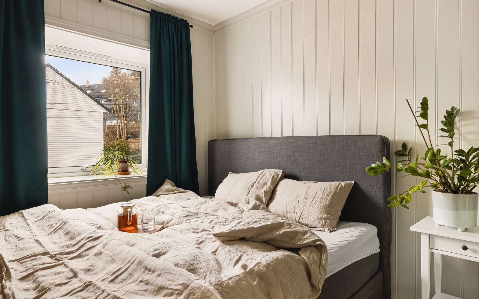 - Soverommet ved stuen har fin plass til dobbeltseng, nattbord og garderobe langs en hel vegg - Galleribilde