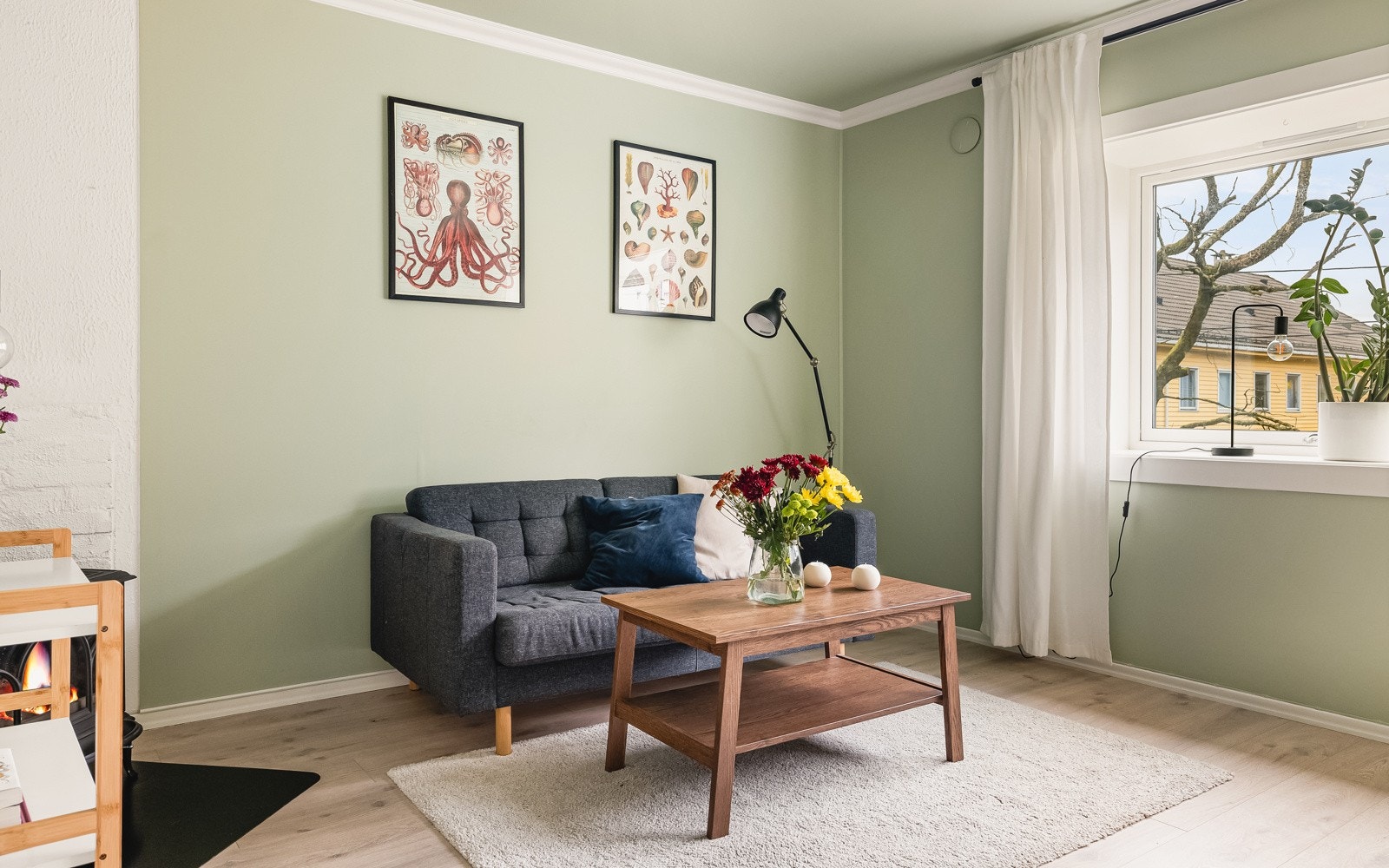 - På gulv er det en-stavs laminat og veggene er malt i en behagelig tone - Galleribilde