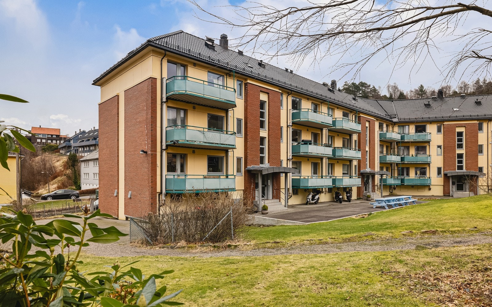 - Borettslaget har felles parkeringsplasser på egen tomt, totalt 23 stk. Parkering etter førstemann-til-mølla-prinsippet. 1 stk. parkeringsbevis utlevert fra styret pr andel - Galleribilde