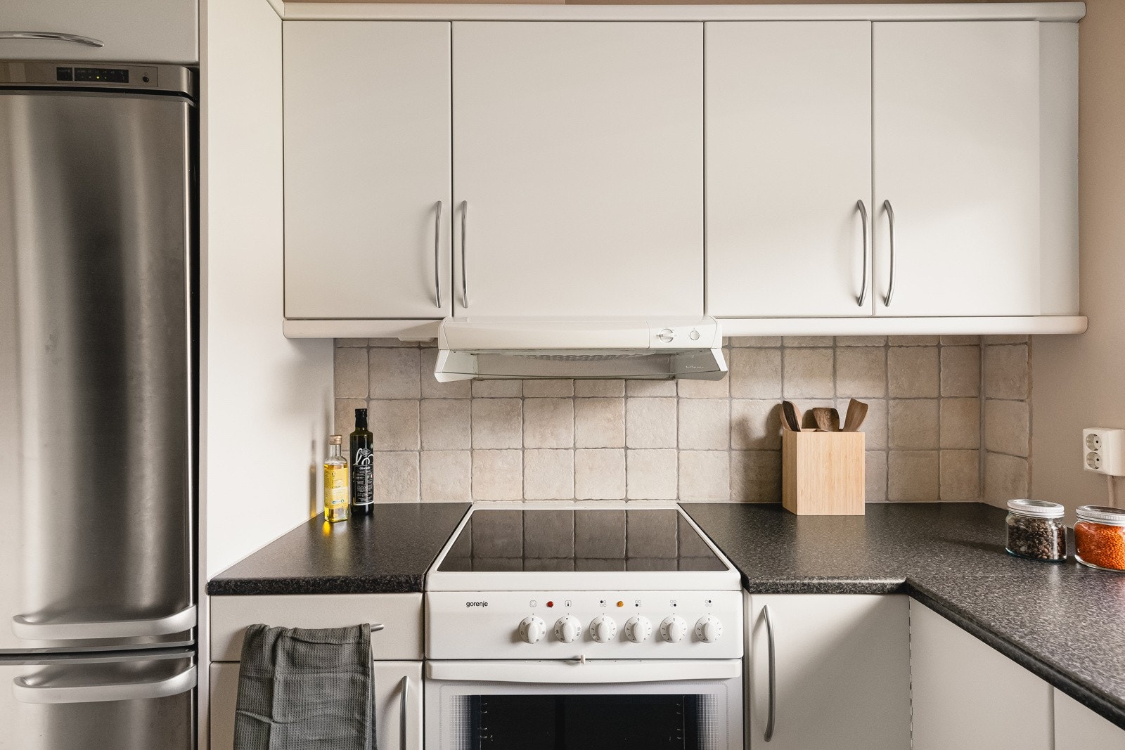 - Kjøkkenets utforming gir godt med skap- og skuffeplass, samt gode overflater for matlagingen - Galleribilde