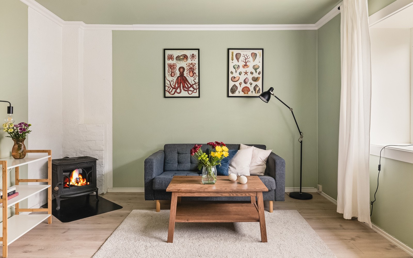 - Stuen har også en fin vedovn med glassfront som gir god varme og setter stemningen på kveldstid - Galleribilde