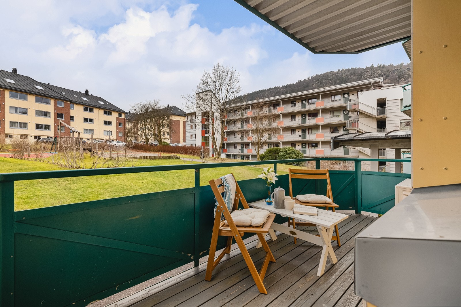 - Leiligheten har en balkong på 7 kvm med plass til sittegruppe og grill. Den sørvestvendte beliggenheten gir gode solforhold og man har utsikt mot et koselig grøntareale - Galleribilde