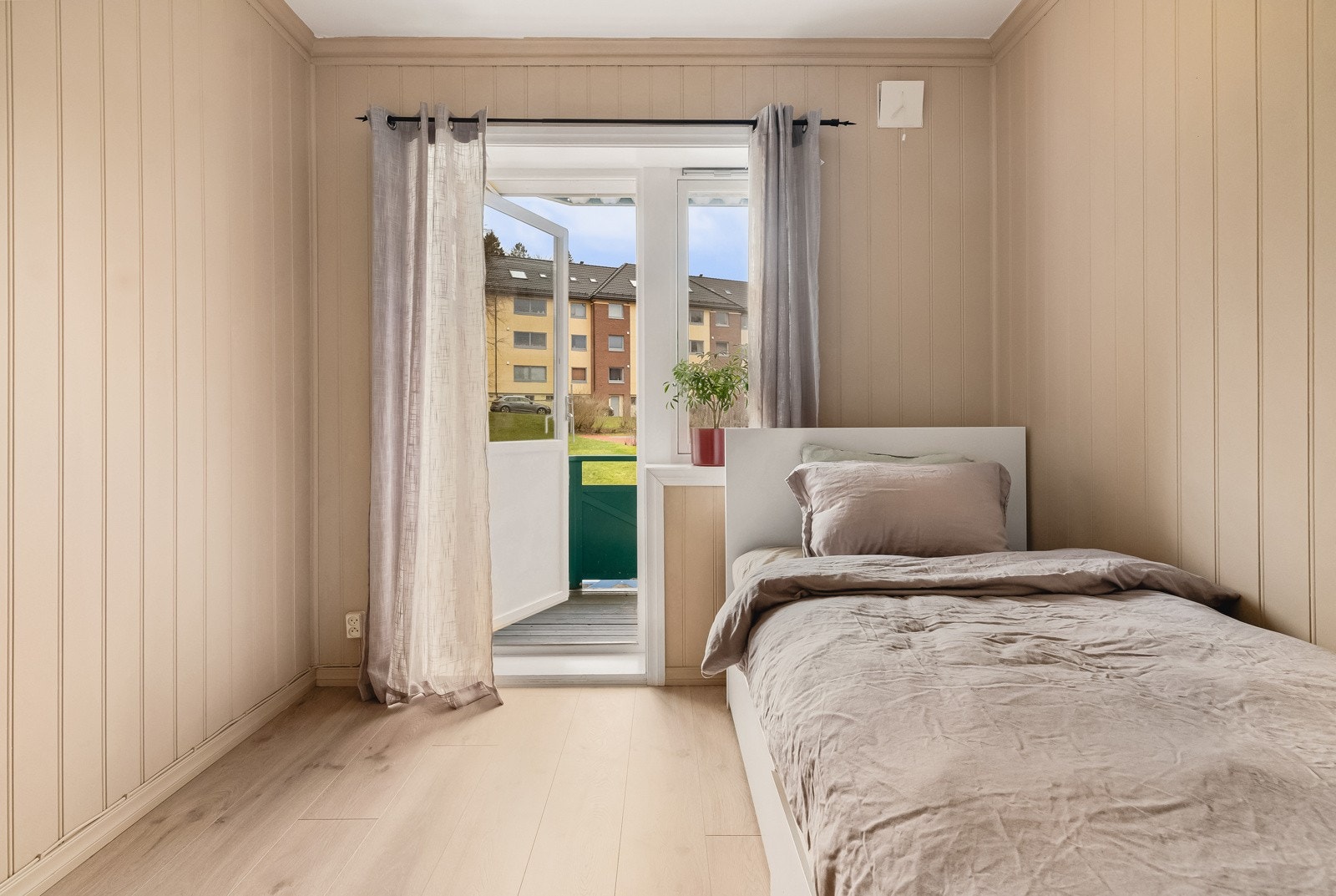 - Soverommet ved gangen har plass til seng, skrivebord og garderobe - Galleribilde