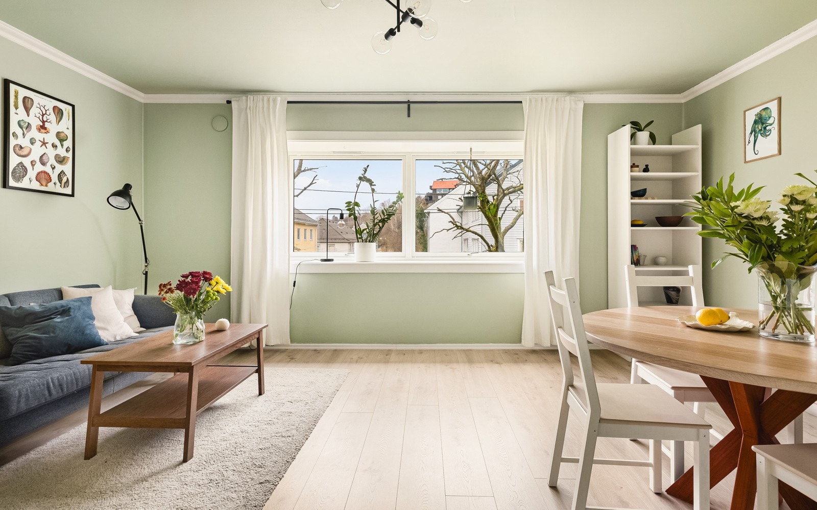 - Her har du god plass til både sofagruppe og spisegruppe - Galleribilde