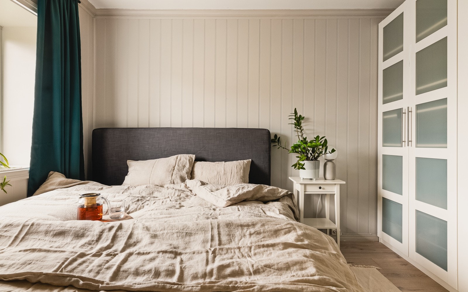 - Det er godt lysinnslipp og rommet er malt en behagelig beige tone - Galleribilde