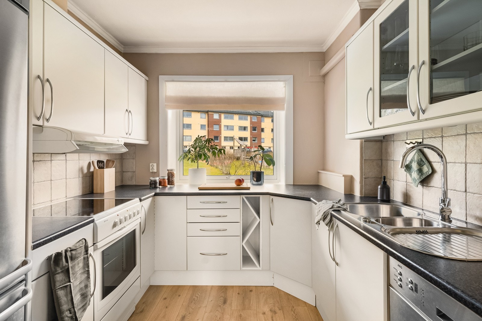 - Kjøkkenet er fra 2004, men fronter er malt og enkelte hengsler er byttet i senere tid - Galleribilde