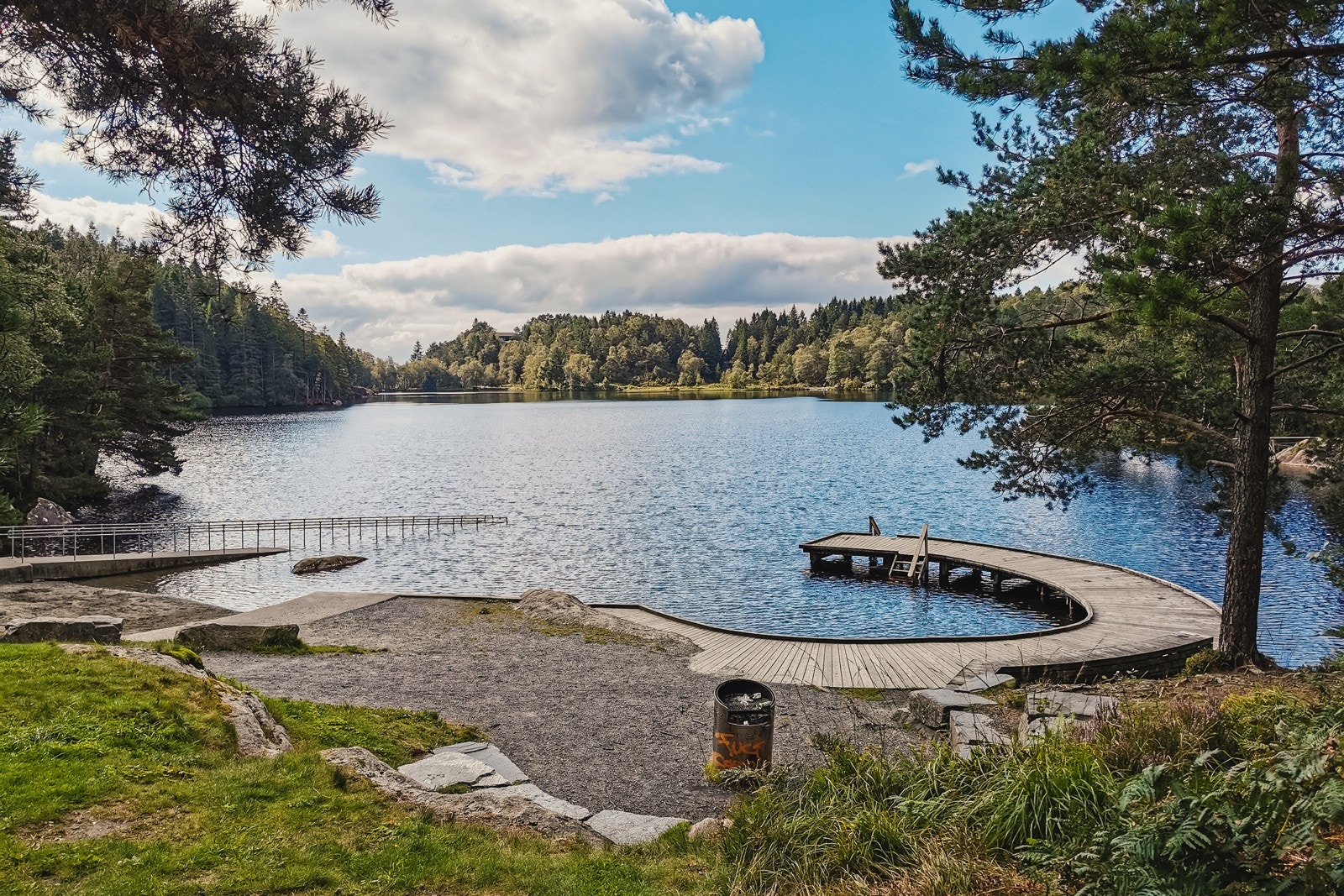 - På Krohnegården ligger det en flott badevik med sandstrand, brygge, toaletter og grill. Her er også koselige turstier rundt vannet - Galleribilde