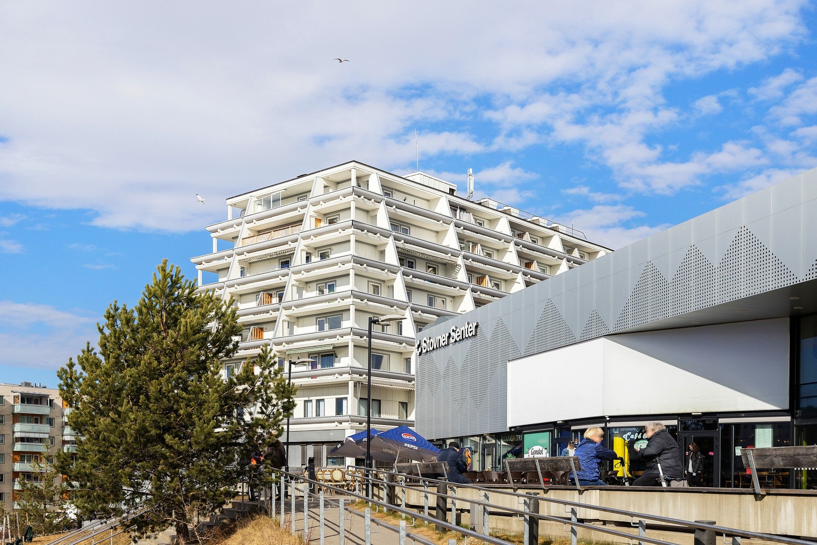 Stovner Senter er lokalsenteret i hjerte av Groruddalen - en populær møteplass med over 90 butikker, spisesteder og virksomheter. Galleribilde