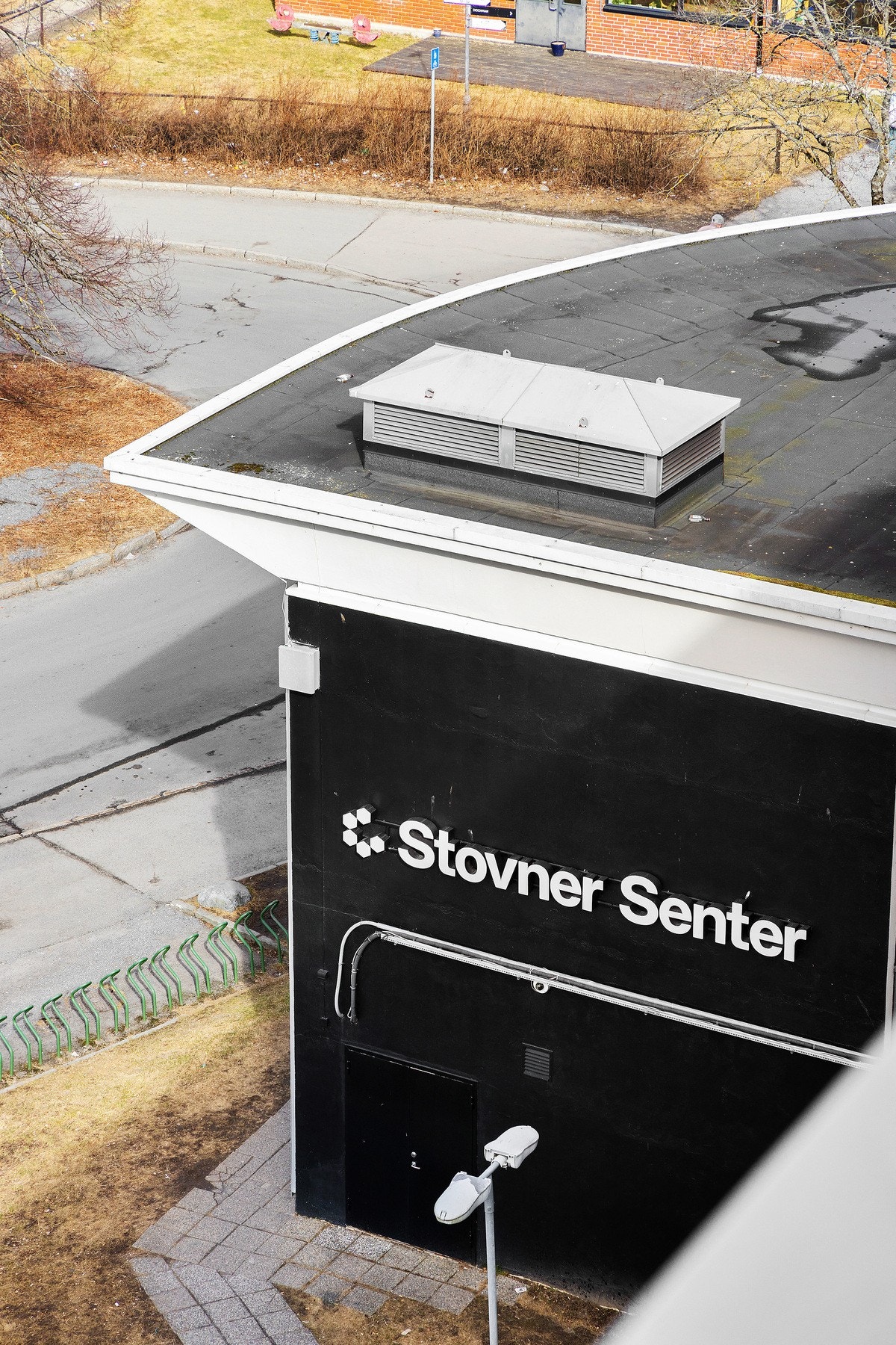 Stovner senter, som ligger like ved leiligheten, tilbyr et variert utvalg av butikker og tjenester. Galleribilde