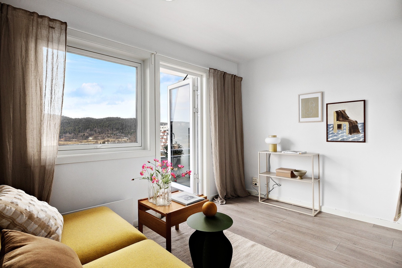 Store vindusoverflater som slipper inn rikelig med naturlig lys. Galleribilde