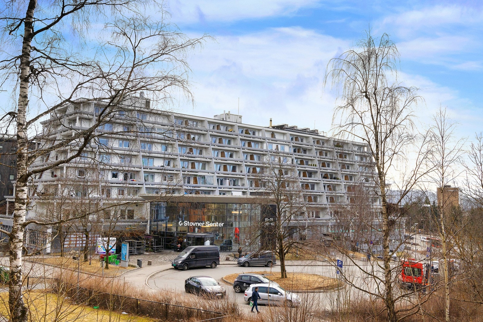 T-banens linje 4 og 5 (Bergkrystallen via Storo / Ringen via Tøyen) tar deg til sentrum, med hyppige avganger og en reisetid på under en halvtime. Galleribilde
