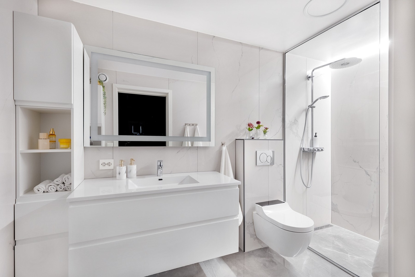 Smakfullt påkostet bad med Geberit spyletoalett i tilknytning til hovedsoverommet Galleribilde