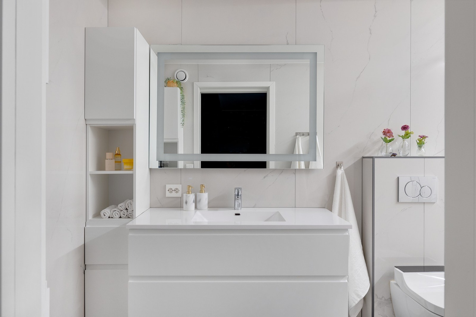 Badet er oppført i stilfulle marmorfliser. Galleribilde