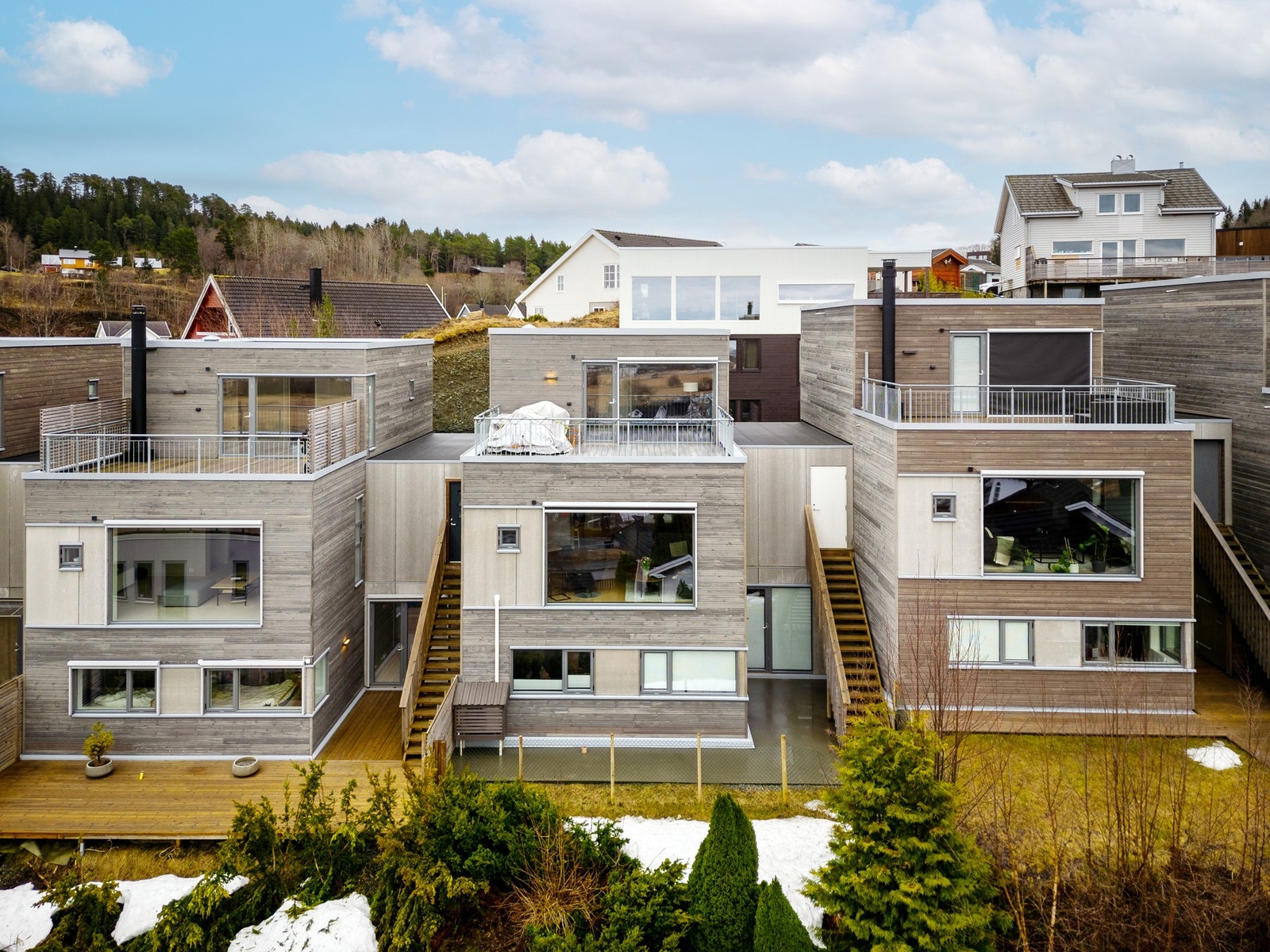 Meget moderne med store vindusflater som gir rikelig med lysinnslipp. Flere flotte uteplasser. Galleribilde