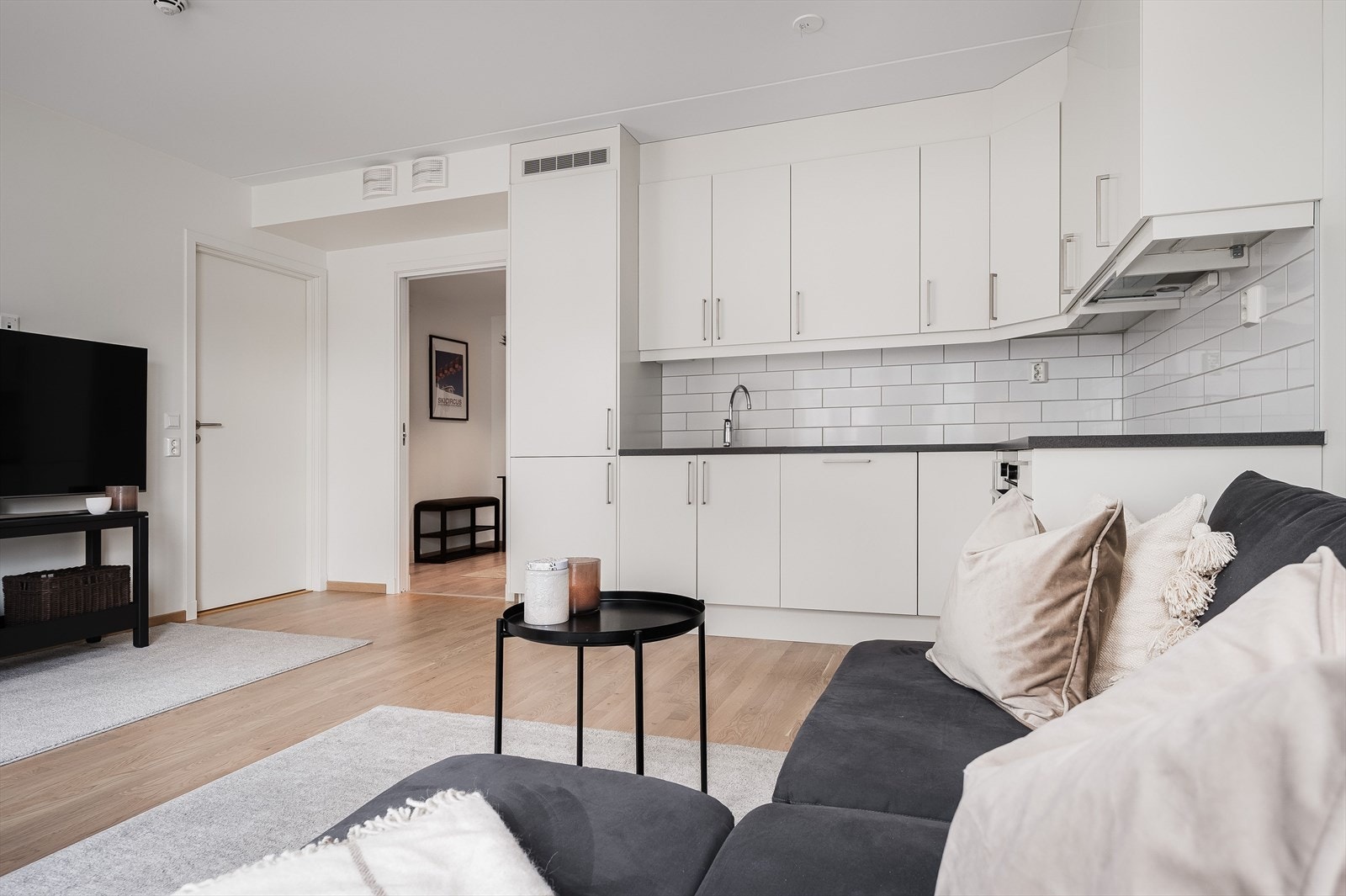 Kjøkkenet er L-formet og har god oppbevaringsplass i både under- og overskap. Galleribilde