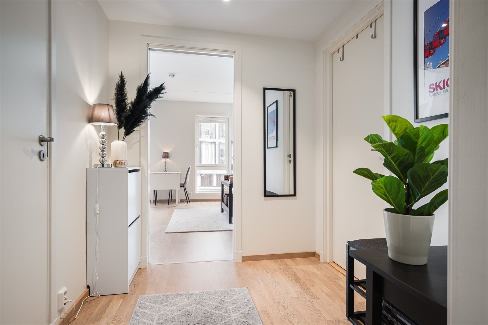 Fra entrèen er det adkomst til en innvendig bod og bad. Galleribilde