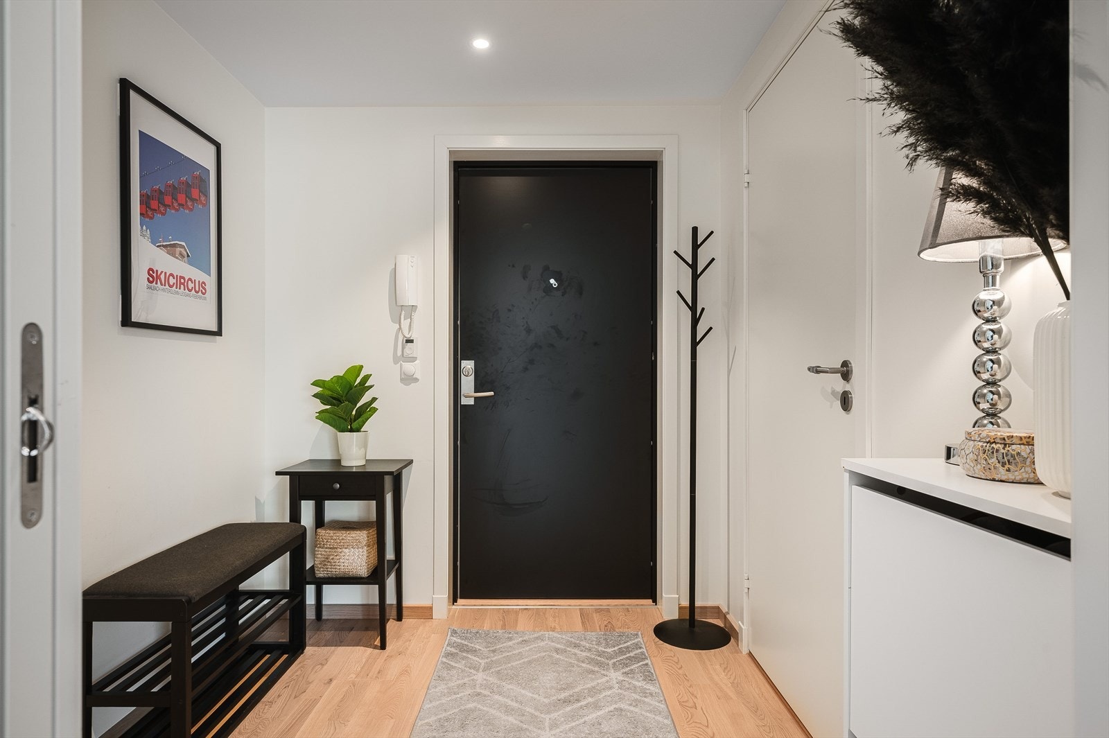 Når du entrer leiligheten, kommer du inn i en romslig og praktisk entrè. Her er det plass til både både sko og yttertøy. Her er det porttelefon med døråpner. Galleribilde