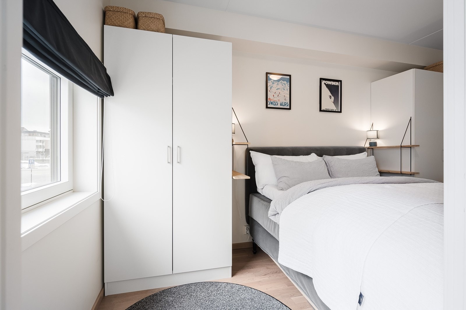 Soverommet har lysmalte vegger og er innredet med dobbeltseng, hyller som nattbord og to garderobeskap. Galleribilde