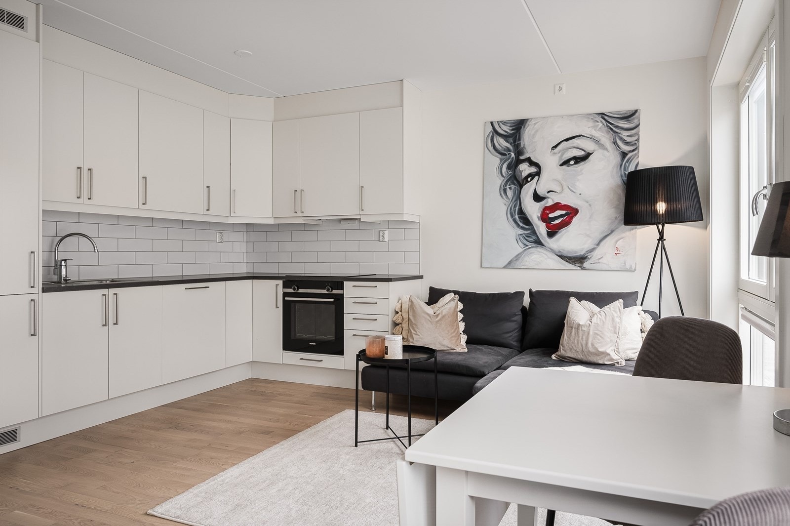 Kjøkkeninnredningen har slette fronter og laminerte benkeplater. Det er metallkum med ettgreps blandebatteri. Galleribilde