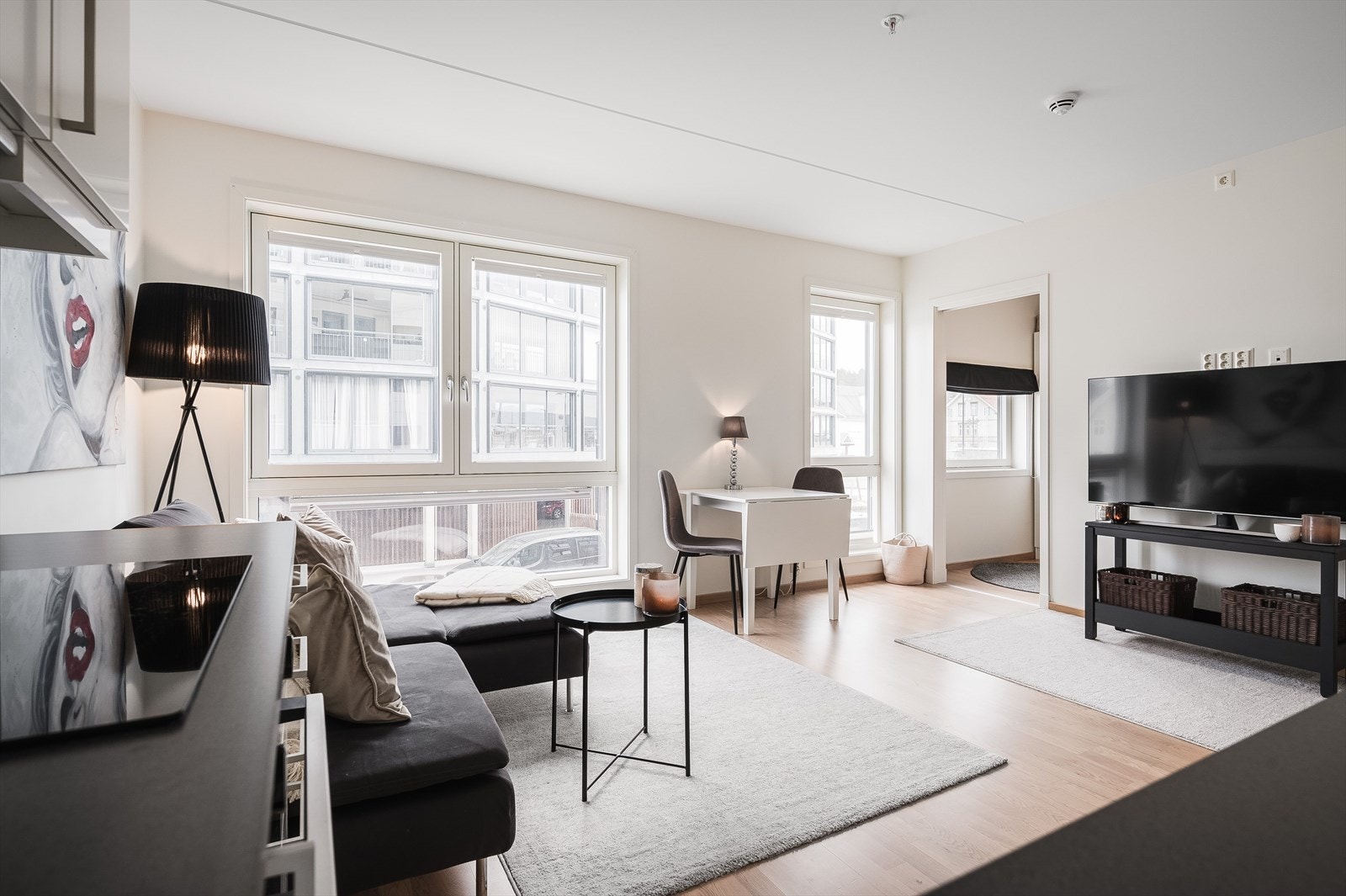 Det parkettgulv med vannbåren varme og lysmalte vegger. Rommet har store vindusflater som slipper inn mye naturlig lys. Galleribilde