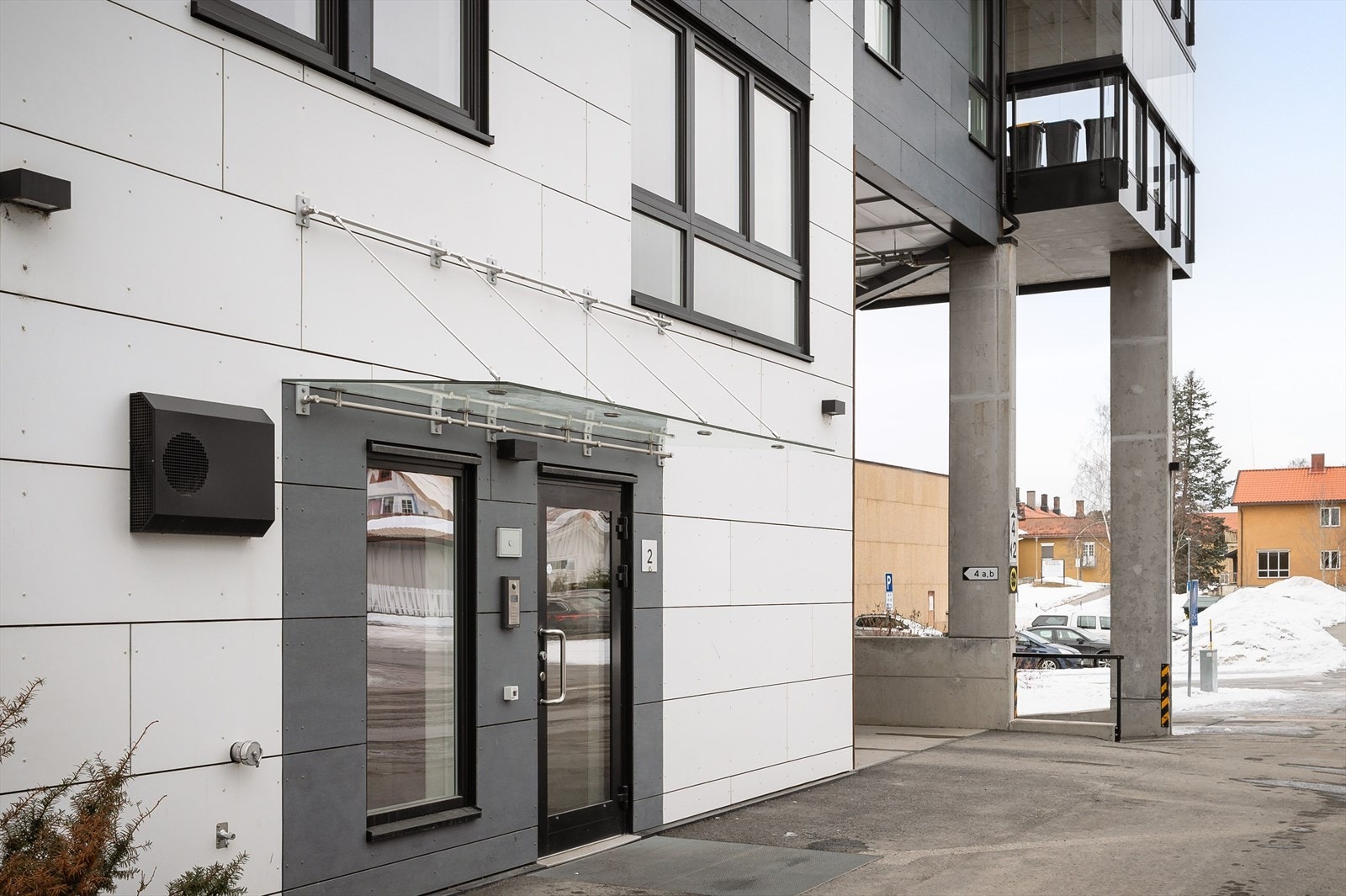 Leiligheten ligger i byggets 2. etasje. Galleribilde