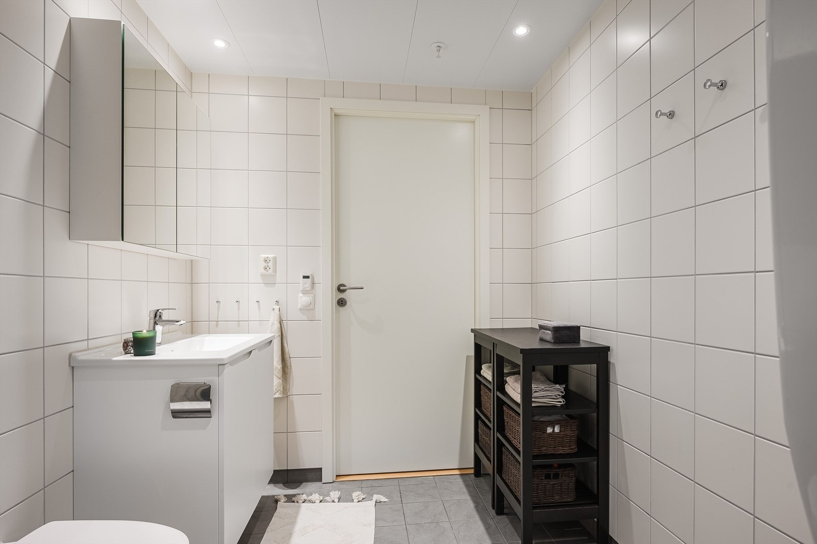 Det er vannbåren gulvvarme også her, samt downligts i himling. Galleribilde