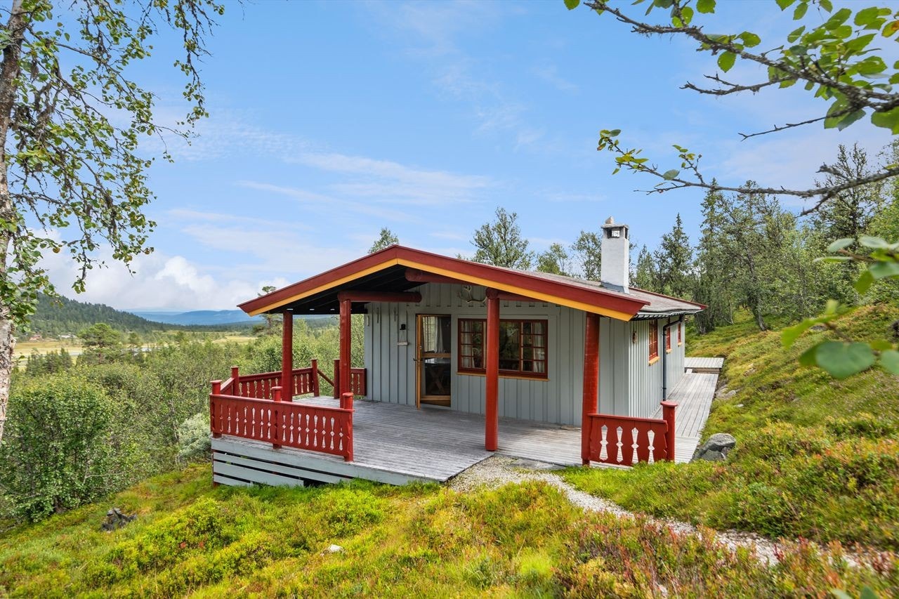Hytta ligger meget fint og skjermet til i en helling og har gode solforhold Galleribilde