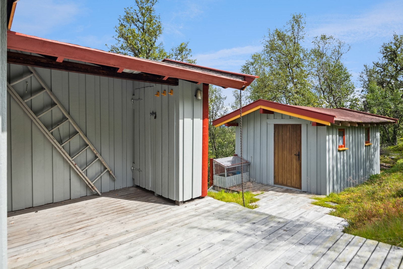Terrassen strekker seg rundt to side av hytta samt frem til uthuset. Praktisk skibod i det overbygde inngangspartiet Galleribilde