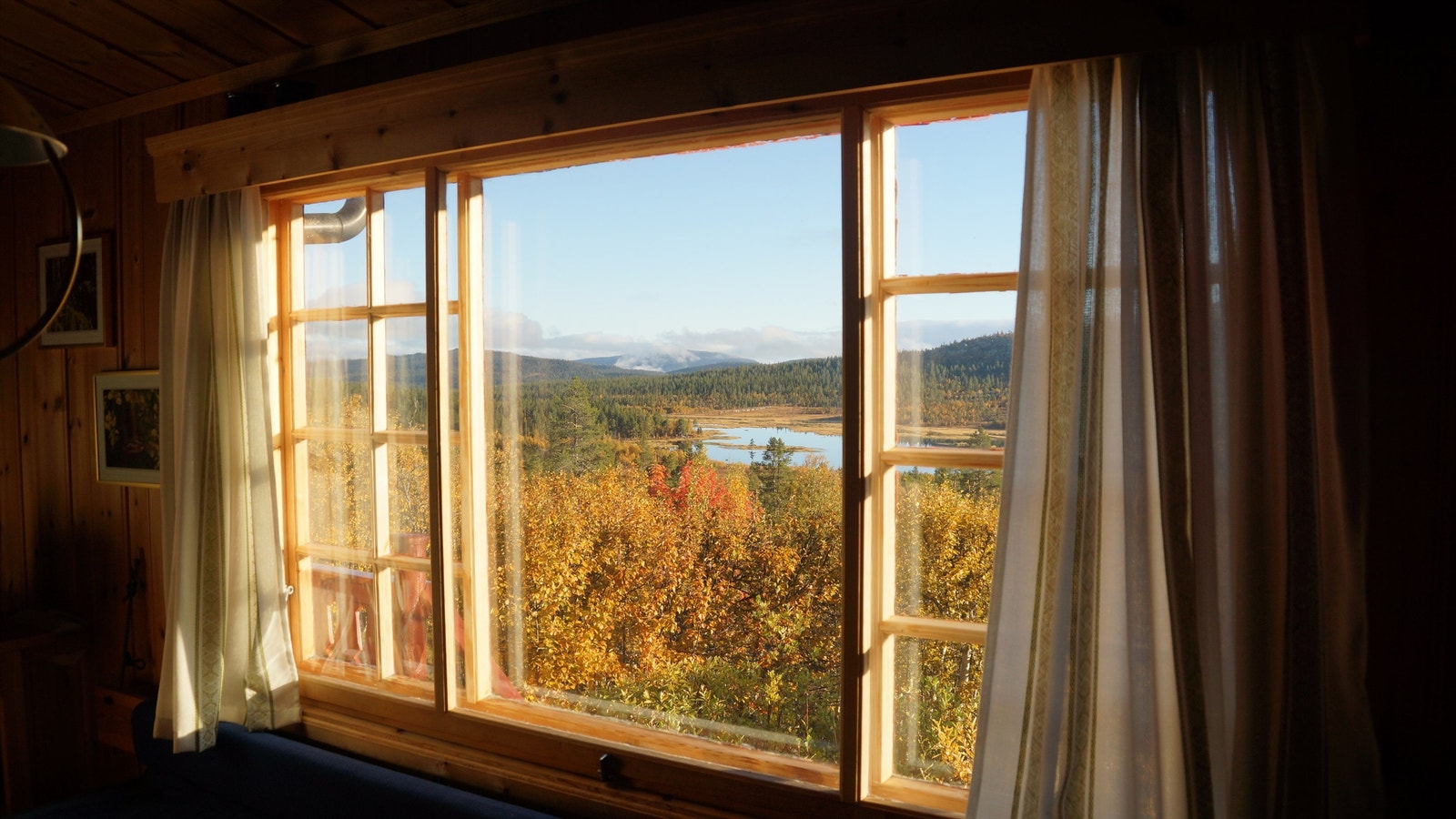 Utsikt fra stue til Løvåsvatnet (selgers eget bilde) Galleribilde