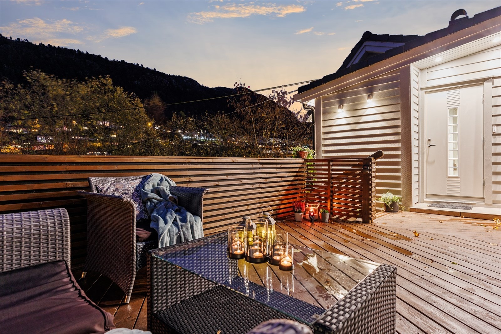 Inngangspartiet er opparbeidet med terrasseplatting som strekker seg rundt huset Galleribilde