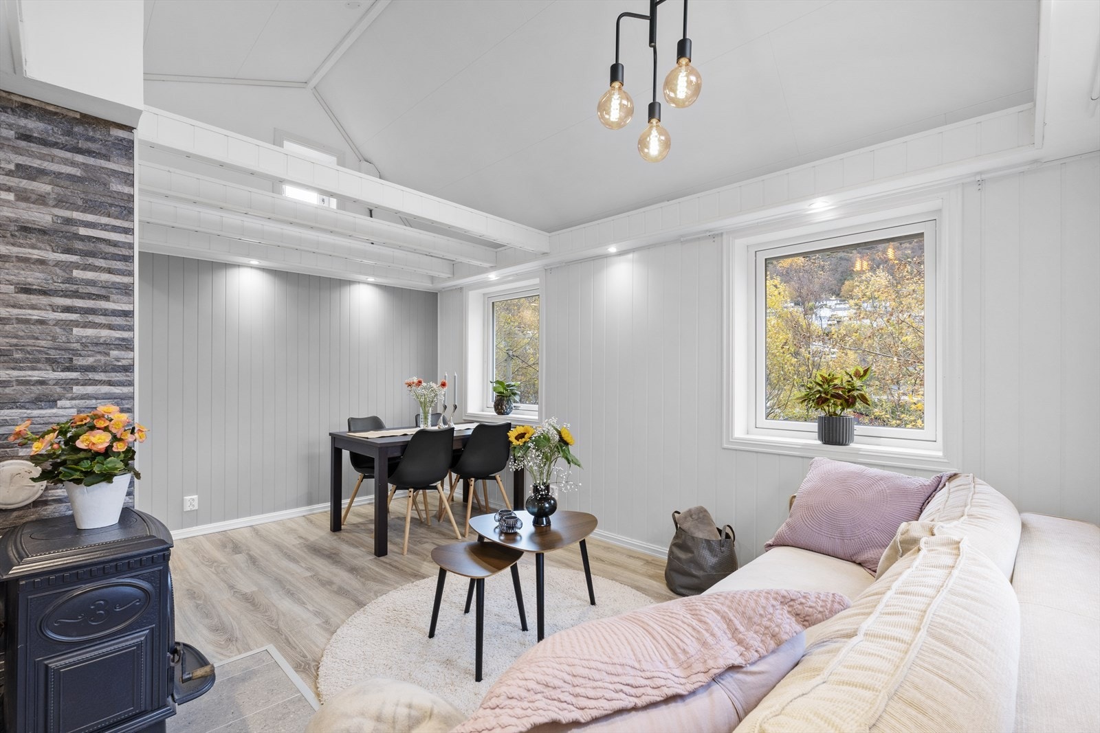 Store vindusflater sørger for rikelig med naturlig lysinnslipp - alle vinduer ble skiftet i 2022 Galleribilde