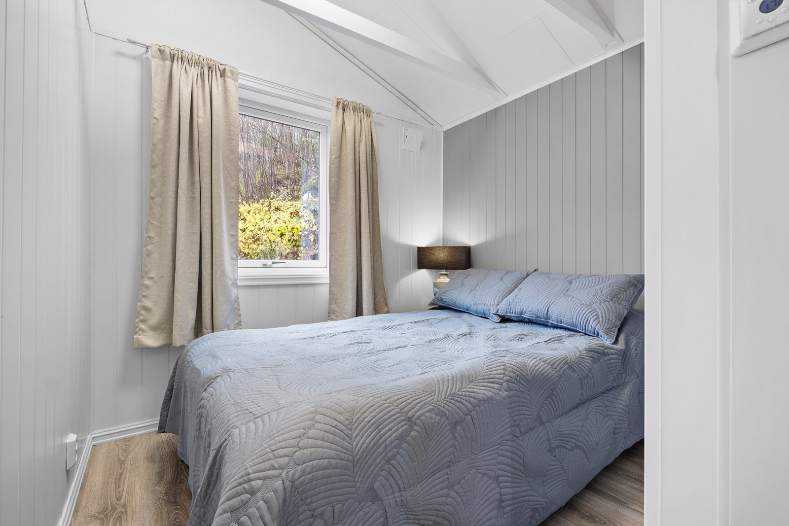 Tidsriktige fargevalg komplimenteres av det naturlige lysinnslippet Galleribilde