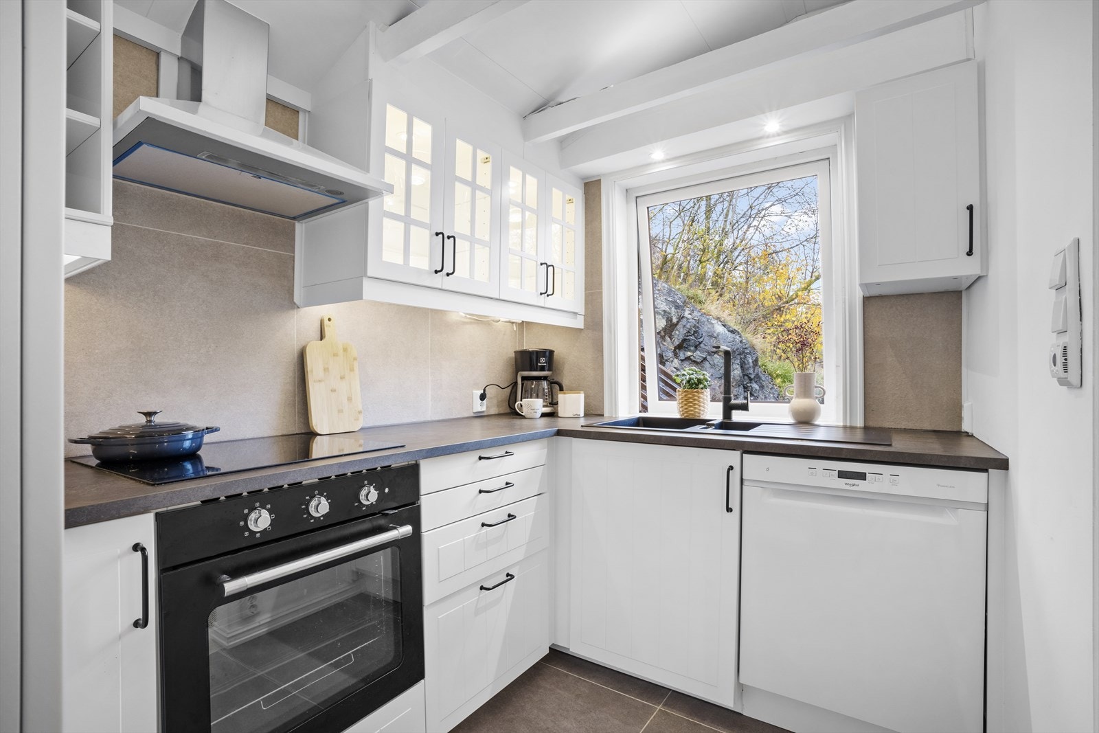 Pen kjøkkeninnredning fra 2022 med profilerte fronter og laminat benkeplate Galleribilde