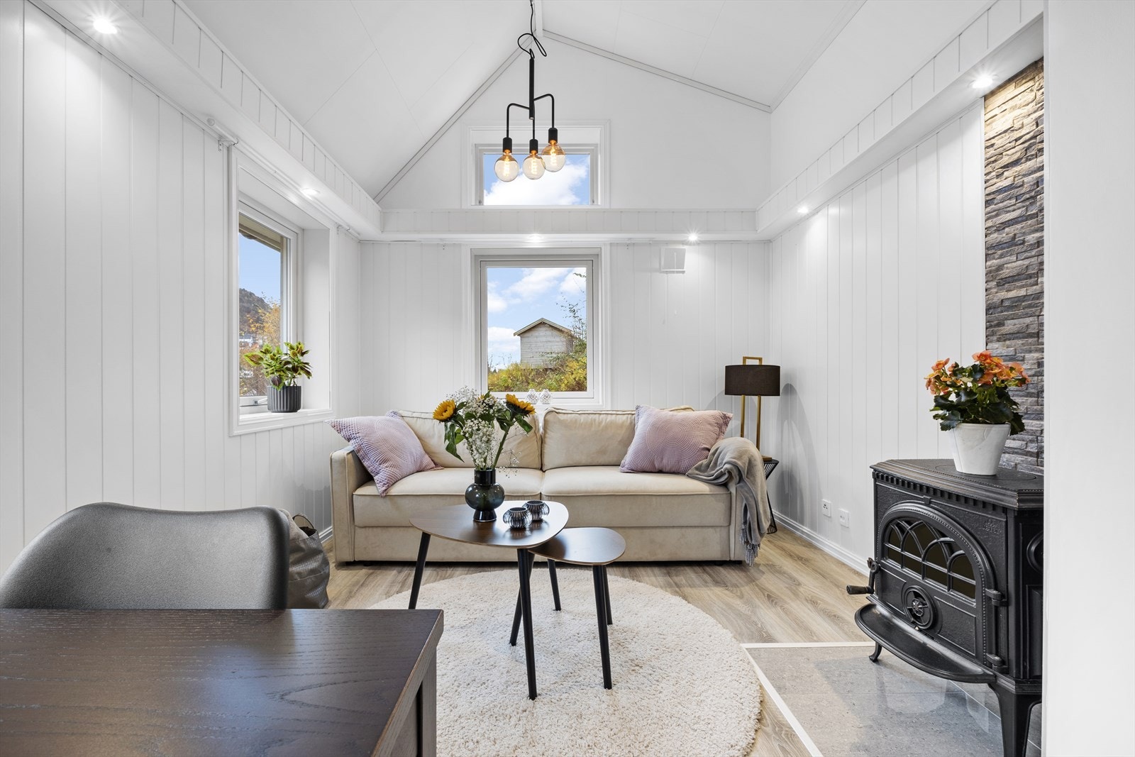 Stuen er malt i en tidsriktig farge som komplimenteres av et flott laminatgulv Galleribilde