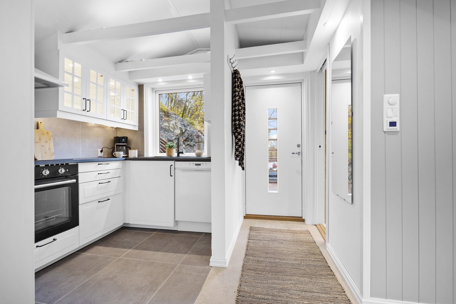 Vi møtes av en lys og innbydende entré med plass til oppbevaring av yttertøy og sko Galleribilde