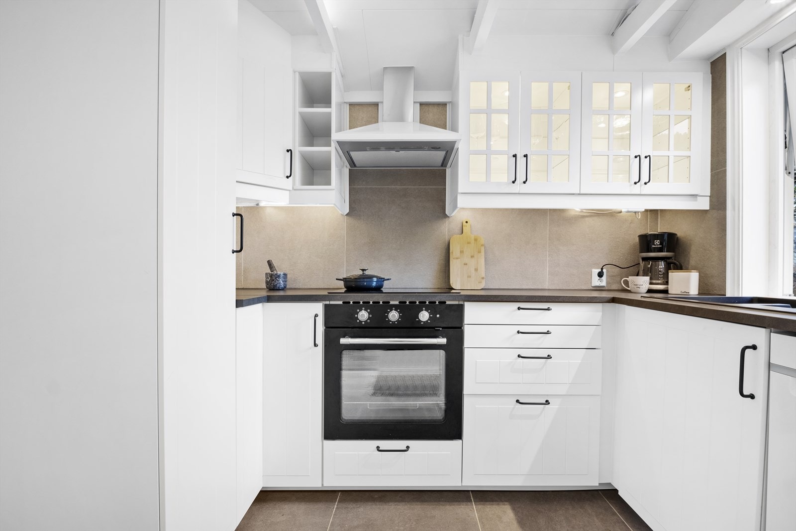 Over benkeplaten er det benyttet fliser, oppvaskkum og ventilator Galleribilde