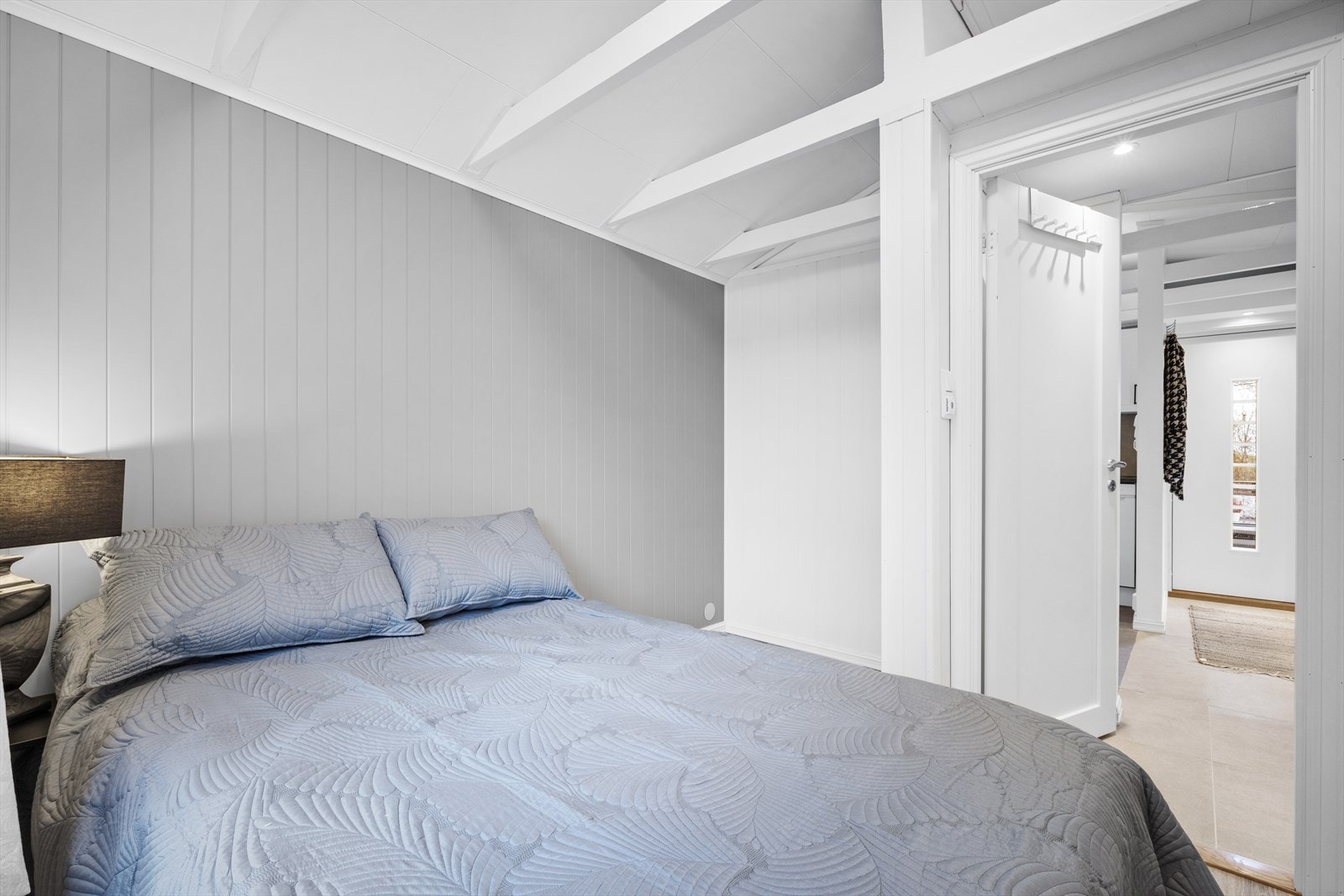 Luftig soverom med god plass til å innrede som man ønsker Galleribilde