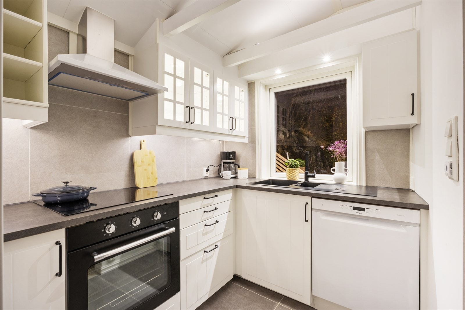 Av integrerte hvitevarer er det induksjonsplatetopp og stekeovn Galleribilde