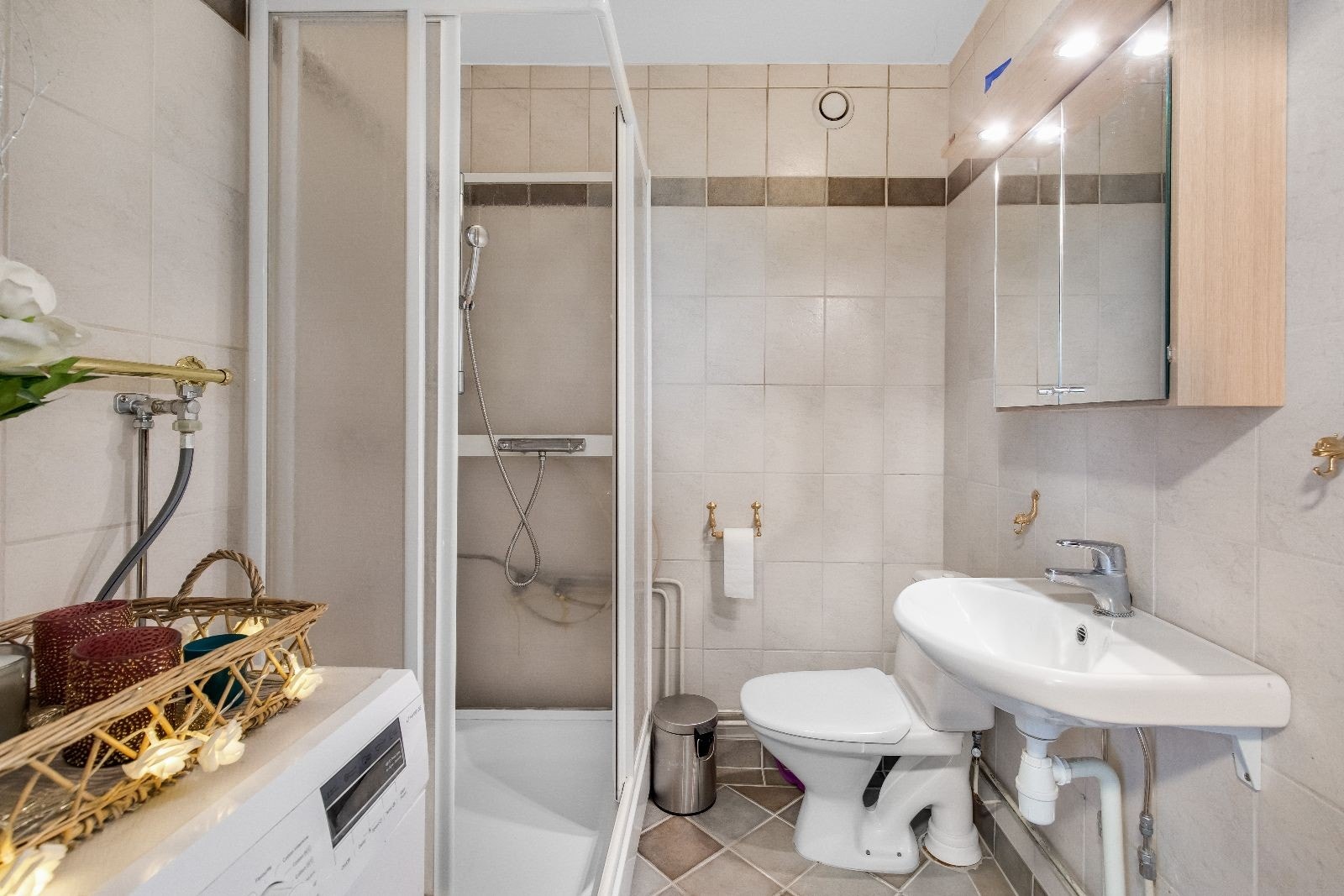 Bad/WC med dusjkabinett og opplegg for vaskemaskin Galleribilde