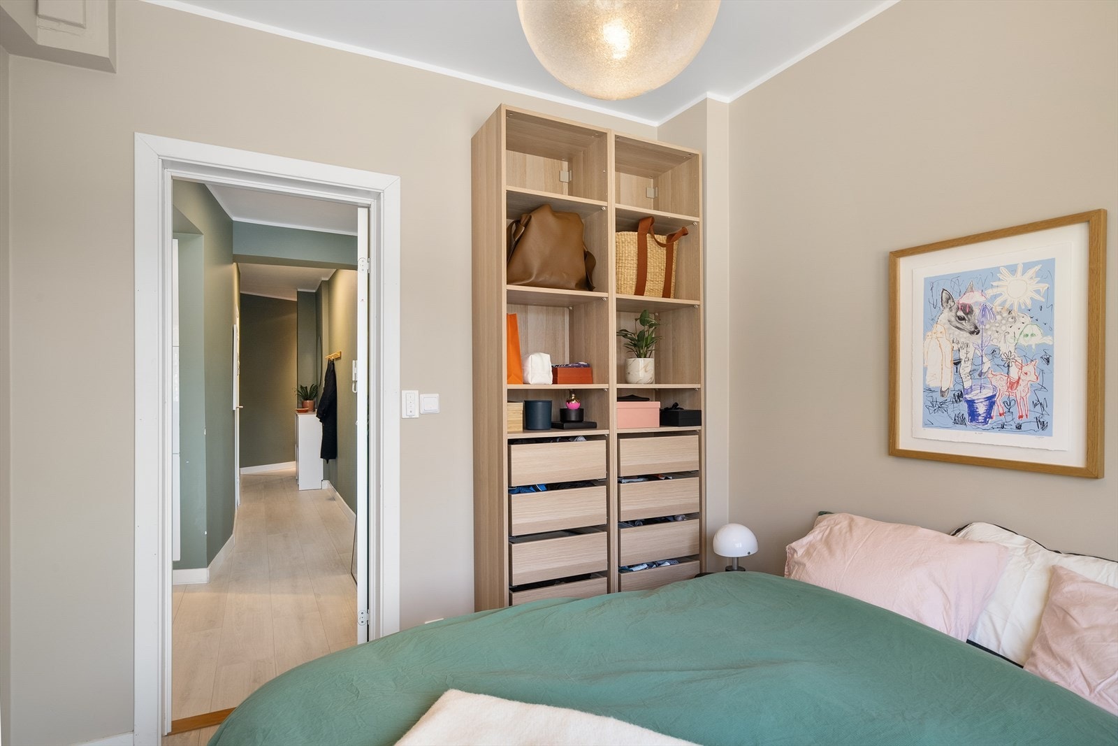 Veggene er malt i en dus og tidsriktig farge Galleribilde