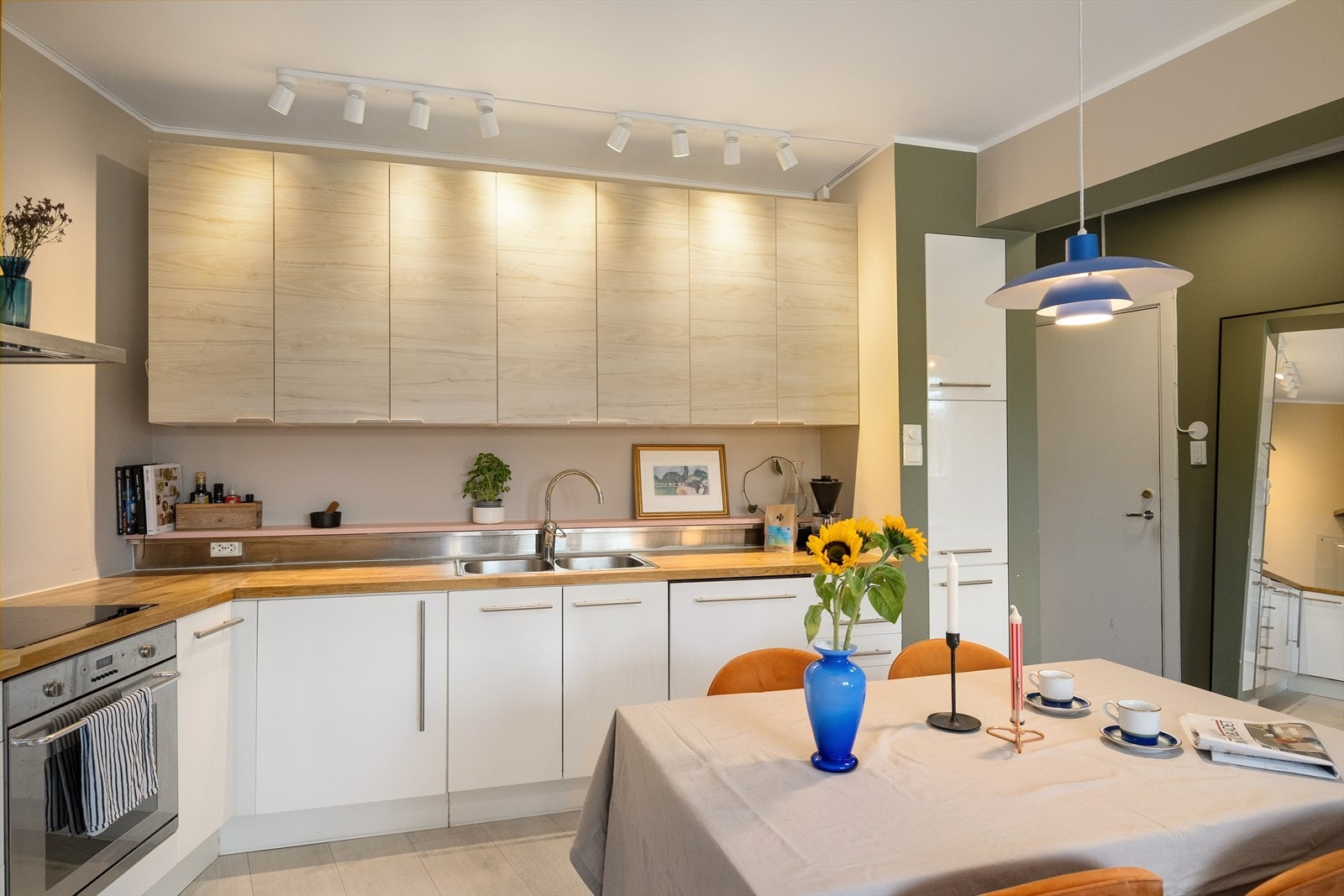 Moderne kjøkken med god plass til spisebord Galleribilde