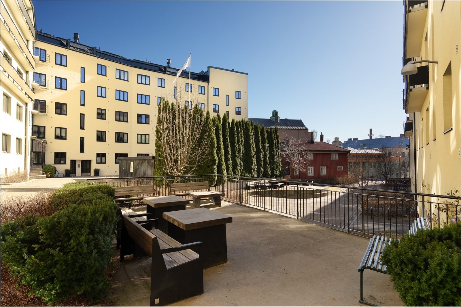 Pent opparbeidet bakgård med grill og sittegrupper Galleribilde