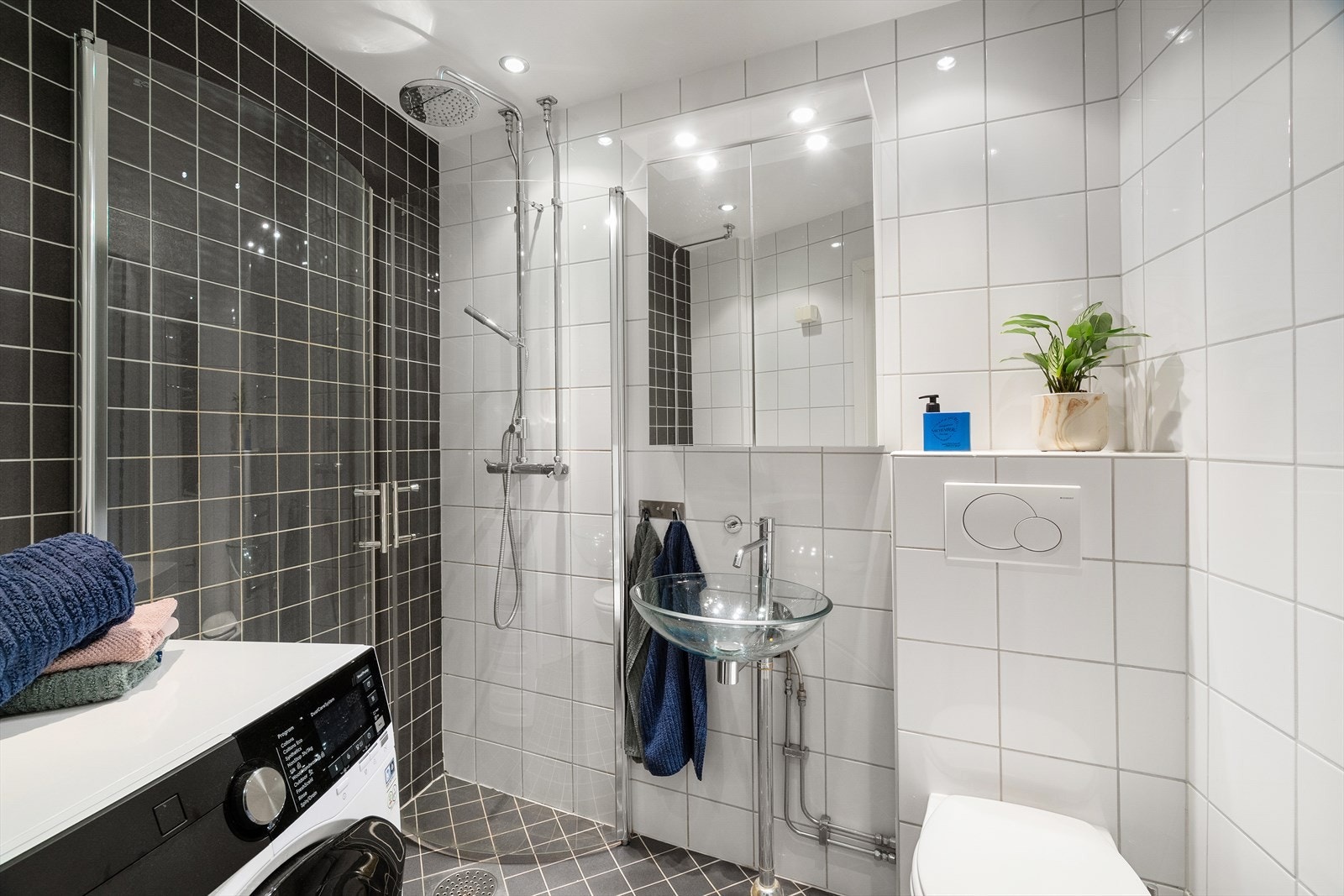 Flislagt bad med opplegg for vaskemaskin Galleribilde