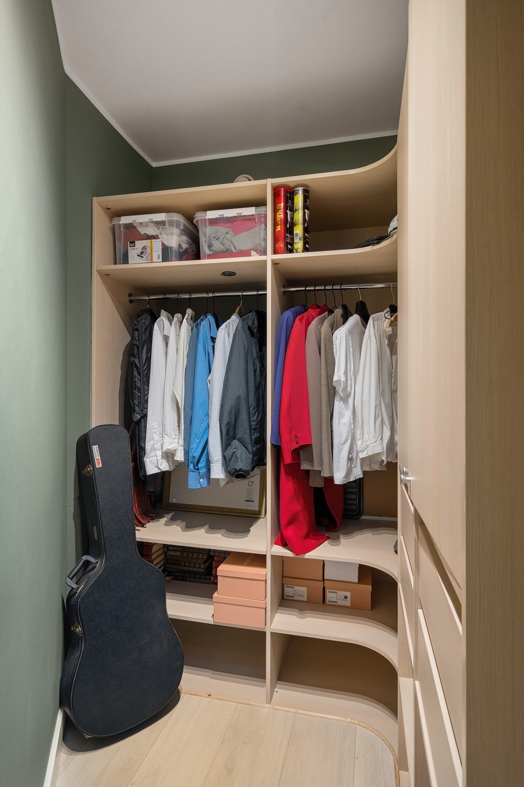 I gangen er det eget omkledningsrom med plassbygget garderobeskap Galleribilde