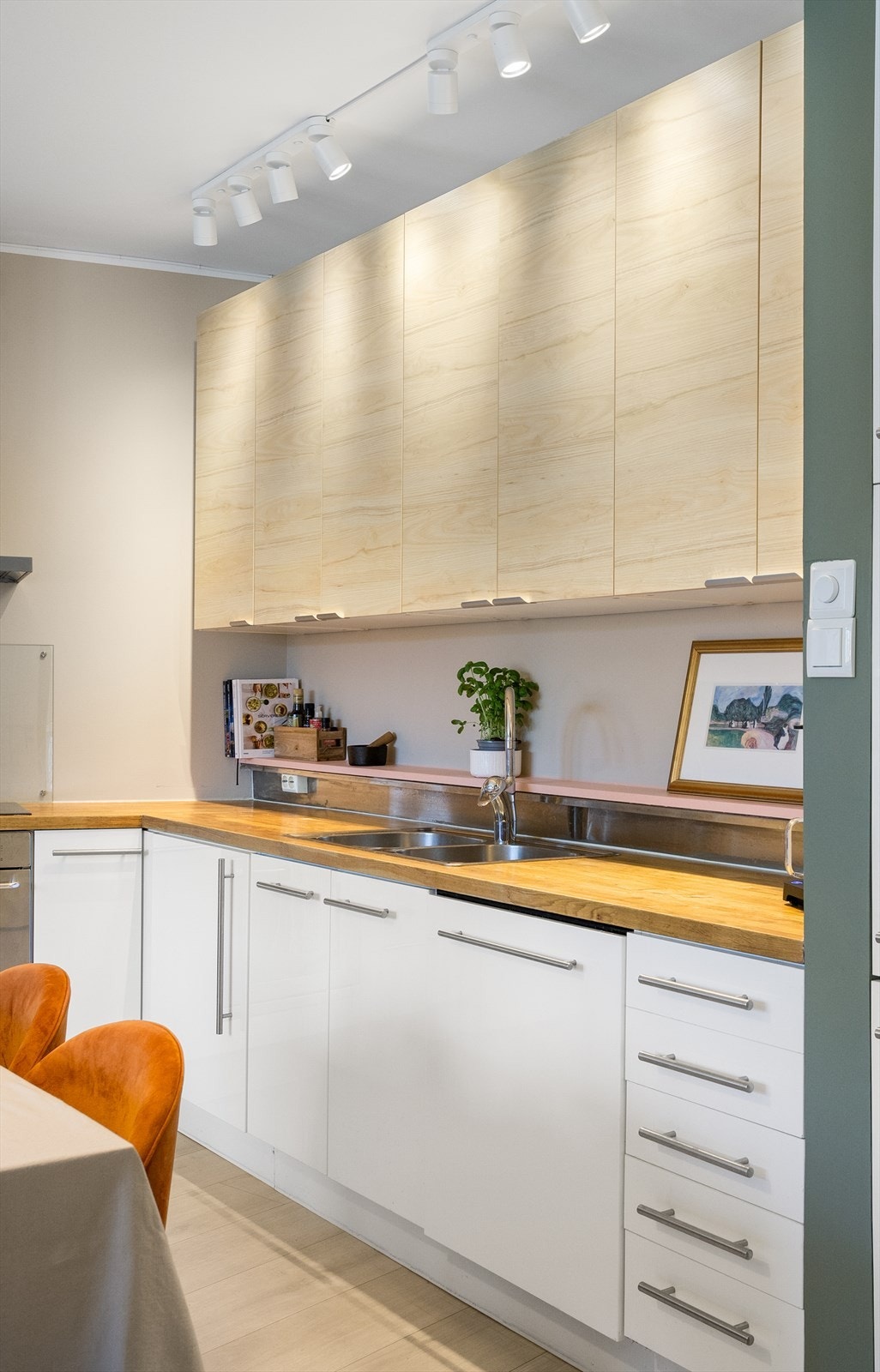 Godt med benk- og skapplass Galleribilde