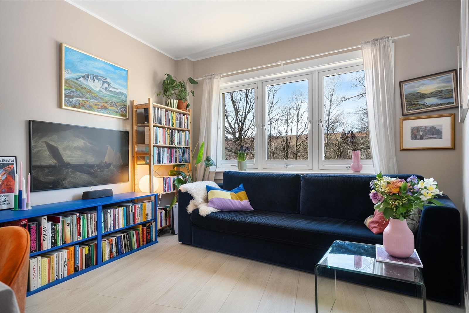 Åpen stue/kjøkken løsning med god plass til tv-krok og spisebord Galleribilde