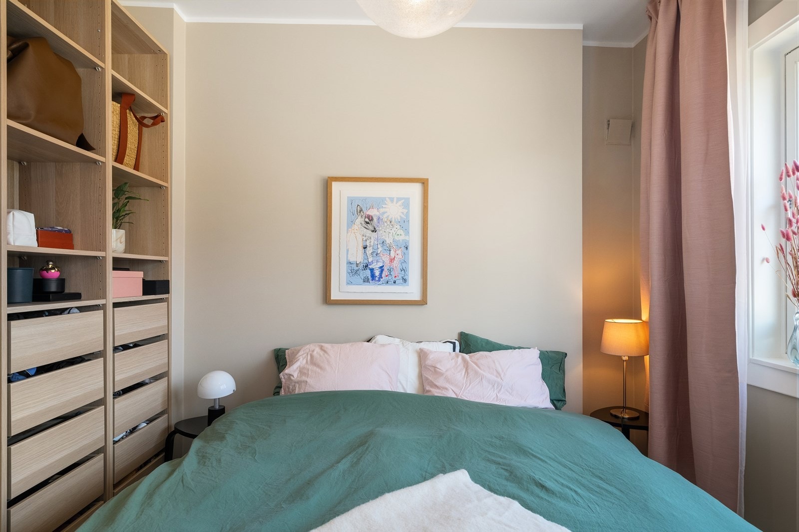 God plass til dobbeltseng, nattbord samt garderobeskap Galleribilde